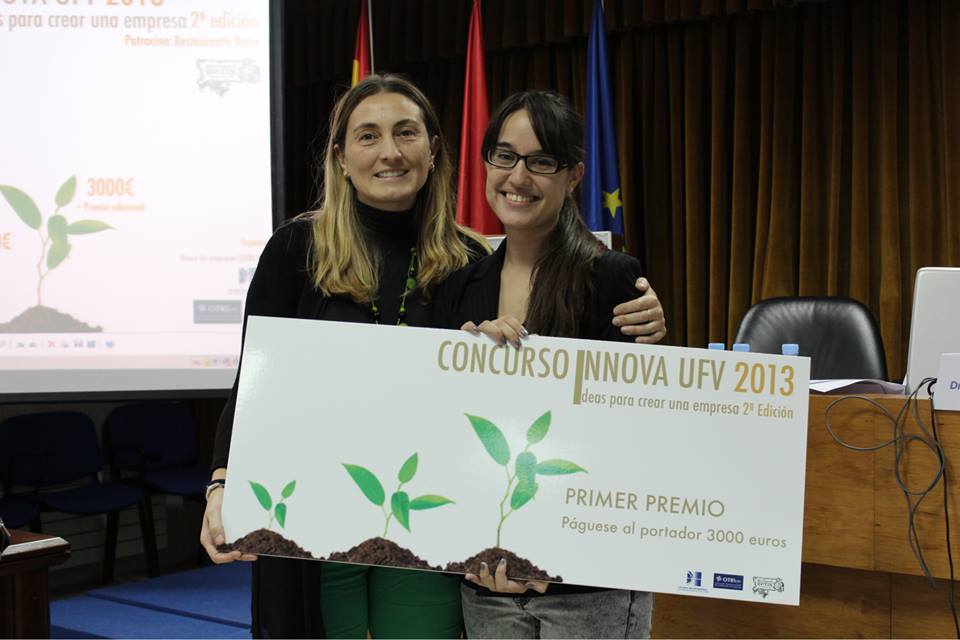 Ester Medina Prez, ganadora del Concurso Innova 2013, junto a Yolanda Cerezo, Directora de Administracin y Direccin de Empresas y Ciencias Empresariales de la UFV