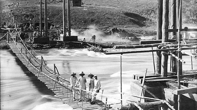 Filipinas, 1896. Construccin de un puente sobre el ro Abra por la unidad de ingenieros del Ejrcito espaol | ABC