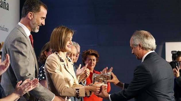 El periodista Juan Carlos Iragorri recibe el Premio de Televisin. | EFE
