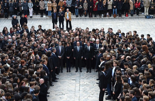Representantes del Gobierno francs durante el minuto de silencio en la Sorbona de Pars/ Stephane de Sakutin/ AFP