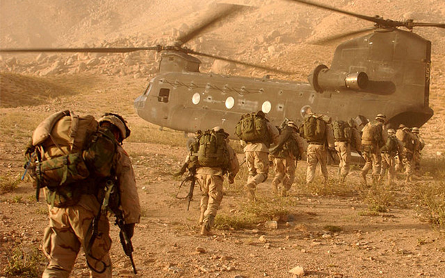 Trump planea enviar más soldados estadounidenses a Afganistán.