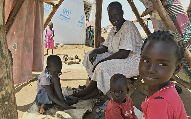 Cristina y sus dos hijos, refugiaos sursudaneses en Uganda | Autor: Je Suis Rfugi.