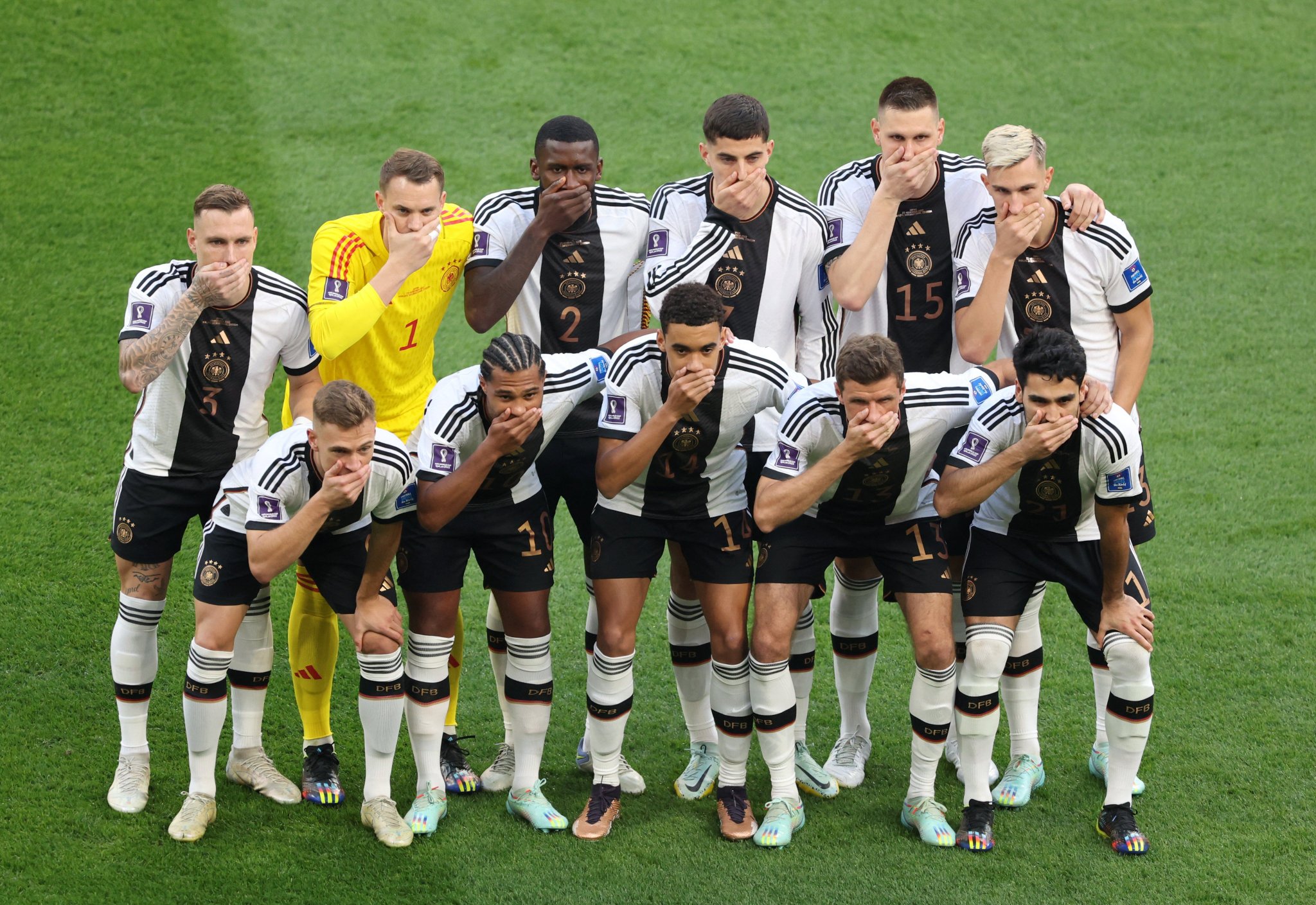 La selección alemana protestando antes del juego. Foto: @IgualdadLGBT