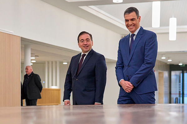 El ministro de Asuntos Exteriores, Jos Manuel Albares y Pedro Snchez | @jmalbares