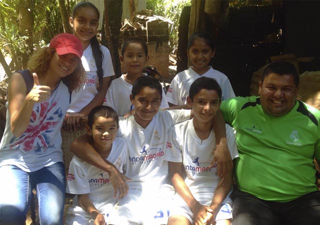 Susana junto a un grupo de alumnos de la fundación en El Salvador